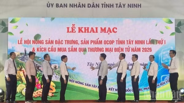 Nguyên lãnh đạo Trung ương, lãnh đạo tỉnh Tây Ninh ấn nút khai mạc Lễ hội Nông sản đặc trưng và sản phẩm OCOP tỉnh Tây Ninh lần thứ I năm 2026.