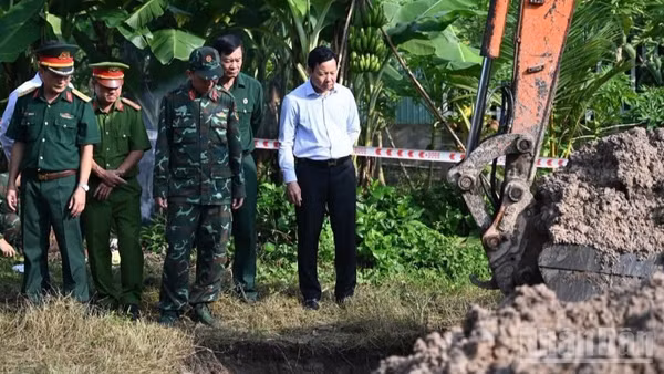 Phó Chủ tịch Ủy ban nhân dân tỉnh Tây Ninh Phạm Tấn Hòa trực tiếp kiểm tra lực lượng Đội K73 thực hiện nhiệm vụ tìm kiếm, quy tập trên địa bàn tỉnh. (Ảnh: THANH PHONG)