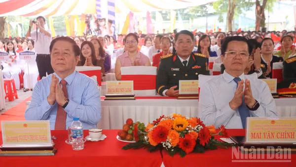 Đại tướng Nguyễn Trọng Nghĩa, Ủy viên Bộ Chính trị, Bí thư Trung ương Đảng, Chủ nhiệm Tổng cục Chính trị Quân đội và nguyên Phó Thủ tướng Mai Văn Chính dự lễ tại Trường trung học phổ thông chuyên Trần Văn Giàu.