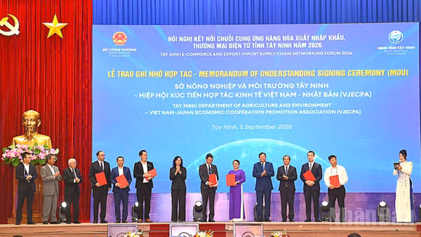 Lãnh đạo Bộ Công thương và Ủy ban nhân dân tỉnh Tây Ninh chứng kiến lễ trao ghi nhớ hợp tác. 