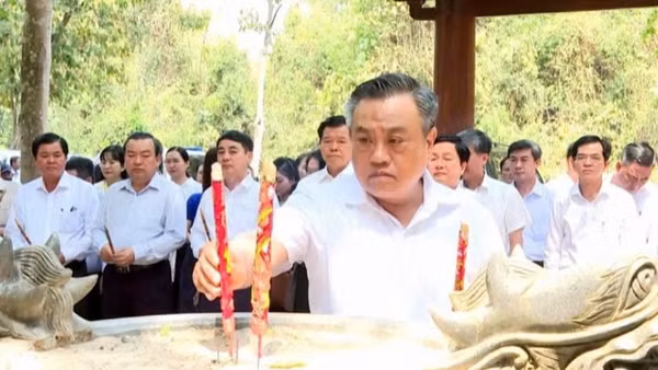 Ủy viên Bộ Chính trị, Bí thư Trung ương Đảng, Chủ nhiệm Ủy ban Kiểm tra Trung ương Trần Sỹ Thanh dâng hương tại Di tích lịch sử Ban Kiểm tra Trung ương Cục miền Nam.