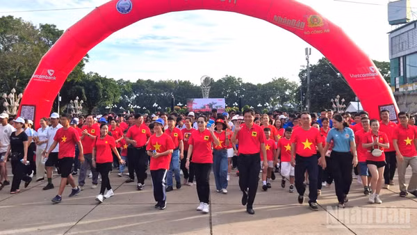 Lãnh đạo tỉnh, các sở, ngành và phường Long An cùng cán bộ, đoàn viên, thanh niên, cựu chiến binh, công nhân, viên chức, người lao động và nhân dân tham gia chương trình “Cùng Việt Nam tiến bước”.