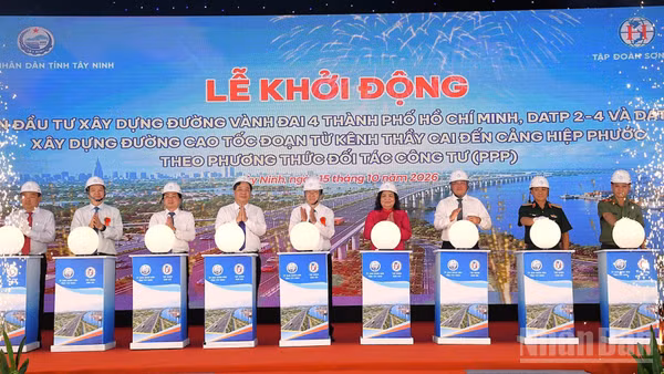 Lãnh đạo Trung ương và tỉnh Tây Ninh ấn nút khởi động hai dự án thành phần đường Vành đai 4 Thành phố Hồ Chí Minh. (Ảnh: THANH PHONG)