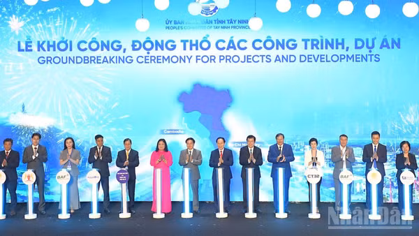Lãnh đạo Trung ương và tỉnh Tây Ninh ấn nút công bố và động thổ các công trình, dự án tại hội nghị xúc tiến đầu tư 2026.