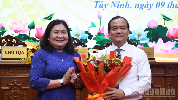 Ủy viên Trung ương Đảng, Phó Bí thư Tỉnh ủy Tây Ninh Hồ Thị Hoàng Yến trao hoa chúc mừng đồng chí Nguyễn Hồng Thanh được bầu giữ chức Chủ tịch Hội đồng nhân dân tỉnh khóa XI, nhiệm kỳ 2026-2031 (Ảnh: THANH PHONG)