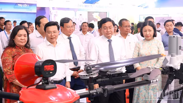 Lãnh đạo Tỉnh ủy và Ủy ban nhân dân tỉnh Tây Ninh tham quan thiết bị bay không người lái ứng dụng trong sản xuất nông nghiệp. (Ảnh: THANH PHONG)