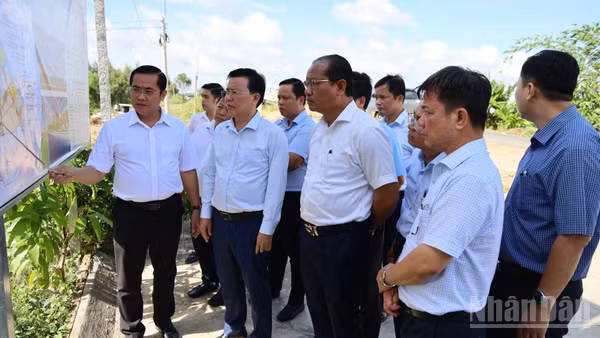 Lãnh đạo Tỉnh ủy và Ủy ban nhân dân tỉnh Tây Ninh kiểm tra, giám sát công tác giải phóng mặt bằng đường Tân An Bình Hiệp tại khu vực phường Kiến Tường. (Ảnh: THANH PHONG)