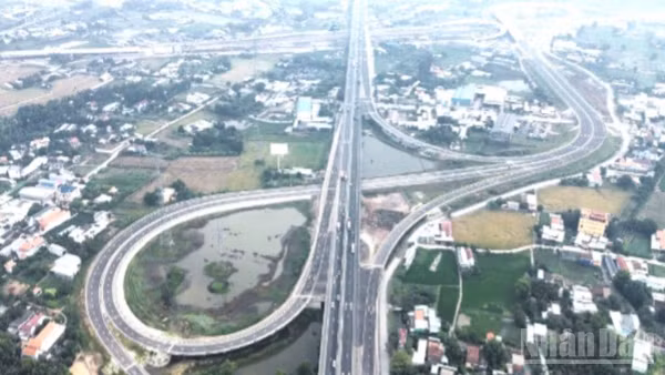 Nút giao đường Vành đai 3 Thành phố Hồ Chí Minh với cao tốc Bến Lức-Long Thành và Thành phố Hồ Chí Minh-Trung Lương. 