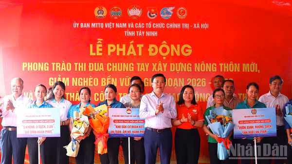 Ra mắt 5 đội hình hưởng ứng phong trào thi đua do Mặt trận Tổ quốc và các tổ chức chính trị-xã hội tỉnh phát động. (Ảnh: THANH PHONG)