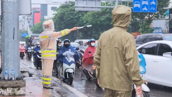 [Video] CSGT Hà Nội khuyến nghị người dân hạn chế di chuyển vào khu vực ngập úng