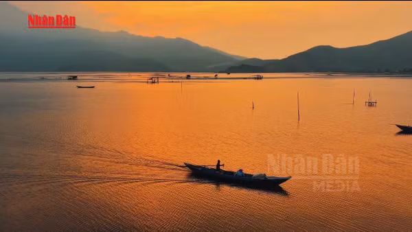 [Video] Hoàng hôn Đầm Lập An – Nơi mặt trời lặn trên những mẻ lưới
