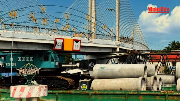 [Video] Tạm dừng lưu thông qua cầu chữ S sau vụ sà lan va chạm