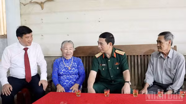 Đại tướng Phan Văn Giang thăm hộ gia đình ông Nguyễn Văn Sự (thờ cúng 2 liệt sĩ) và bà Đinh Thị Bé (thân nhân mẹ Việt Nam Anh hùng).