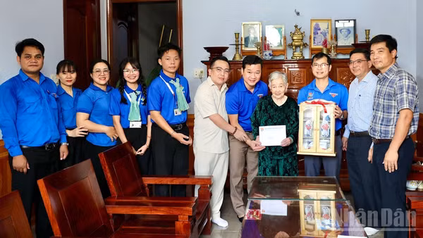 Ban Tổ chức Chương trình “Kỳ nghỉ hồng” tặng quà Mẹ Việt Nam Anh hùng Nguyễn Thị Xuân nhân dịp kỷ niệm 79 năm Ngày Thương binh-Liệt sĩ (27/7/1947-27/7/2026).