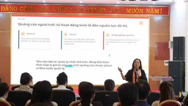 Đại diện lãnh đạo Sở Văn hóa, Thể thao và Du lịch Hà Nội phổ biến Luật Thủ đô và các văn bản thực hiện Luật Thủ đô đến các đại biểu. Ảnh: Phạm Quỳnh.