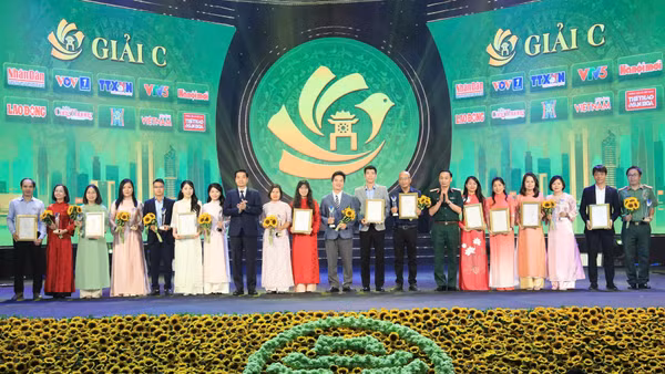 Ban tổ chức vinh danh những tác giả có tác phẩm đạt giải cao. (Ảnh: BTC)