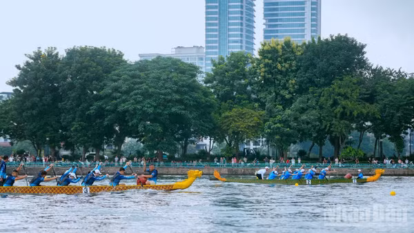 Các vận động viên tạo nên những màn đua tài sôi nổi trên mặt nước hồ Tây.