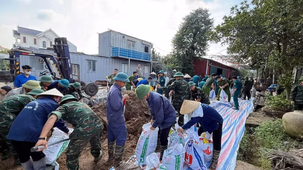 Trong thời bình, lực lượng vũ trang thủ đô luôn tích cực tham gia các hoạt động cứu trợ nhân dân khi thiên tai xảy ra. (Ảnh: Phạm Luân)