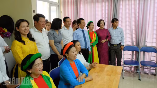 Các đại biểu tham quan mô hình thiết chế văn hóa tại Tổ 4 phường Giảng Võ, Hà Nội. (Ảnh: GIANG NAM)