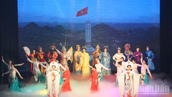 Các nghệ sĩ tỏa sáng trên sân khấu trong đêm bế mạc Liên hoan. (Ảnh: GIANG NAM)