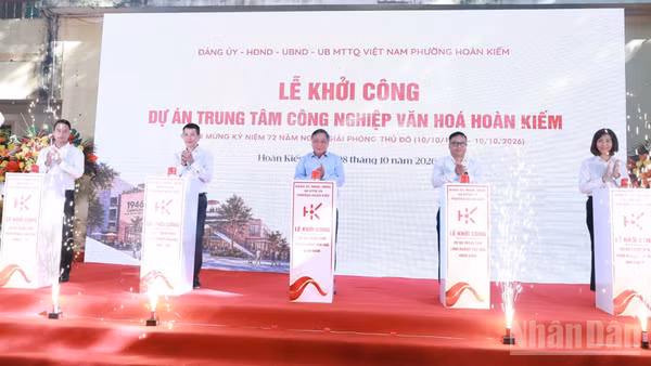 Phó Bí thư Thành ủy Hà Nội Nguyễn Văn Phong (giữa) cùng các đại biểu thực hiện nghi thức khởi công dự án.
