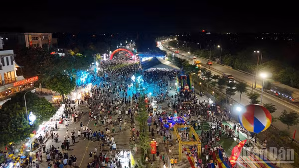 Lễ hội mùa Thu tại xã Thiên Lộc thu hút lượng rất lớn người dân, công nhân đến tham gia.