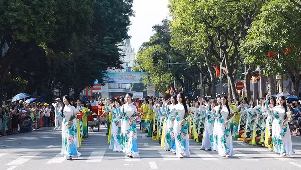 Hà Nội luôn chú trọng quảng bá nét đẹp của thành phố trong mùa thu. (Ảnh: HTV)