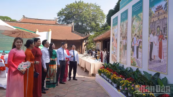 Các đại biểu tham quan trưng bày về 10 mô hình văn hóa ứng xử. (Ảnh: GIANG NAM)