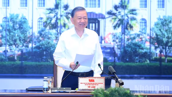 Tổng Bí thư, Chủ tịch nước Tô Lâm chủ trì làm việc với Đảng ủy Chính phủ và các cơ quan về “Chiến lược quốc gia về thu hút, trọng dụng và phát triển nhân tài trong các ngành, lĩnh vực mũi nhọn, phục vụ phát triển nhanh, bền vững trong kỷ nguyên mới”. (Ảnh: ĐĂNG KHOA)