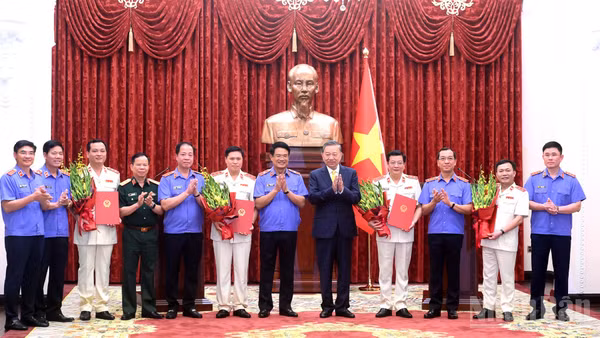 Tổng Bí thư, Chủ tịch nước Tô Lâm và các đại biểu chúc mừng các đồng chí vừa được bổ nhiệm chức danh Kiểm sát viên Viện Kiểm sát nhân dân tối cao. (Ảnh: ĐĂNG KHOA)