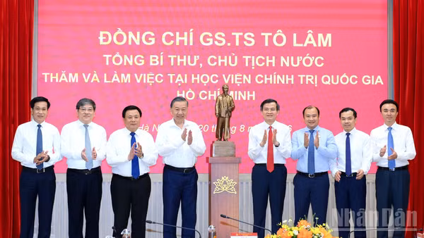 Tổng Bí thư, Chủ tịch nước Tô Lâm trao bức tượng Chủ tịch Hồ Chí Minh tặng Học viện Chính trị quốc gia Hồ Chí Minh. (Ảnh: ĐĂNG KHOA)