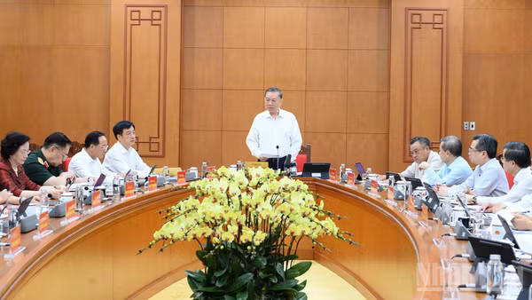 Tổng Bí thư, Chủ tịch nước Tô Lâm chủ trì làm việc với Ban Tổ chức Trung ương về Đề án sơ kết 5 năm thực hiện Nghị quyết số 28-NQ/TW. (Ảnh: ĐĂNG KHOA)