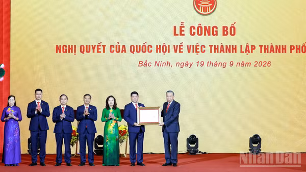 Tổng Bí thư, Chủ tịch nước Tô Lâm trao Nghị quyết của Quốc hội về việc thành lập thành phố Bắc Ninh cho lãnh đạo thành phố Bắc Ninh. (Ảnh: ĐĂNG KHOA)