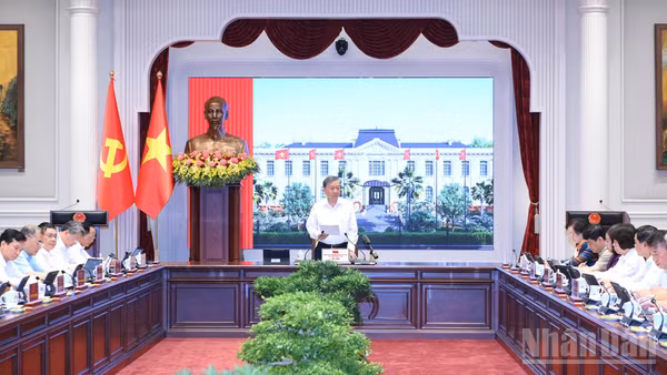 Tổng Bí thư, Chủ tịch nước Tô Lâm chủ trì làm việc với Đảng ủy Chính phủ và các cơ quan về tình hình thực hiện chính sách an sinh xã hội, nhất là đối với các đối tượng yếu thế, đề xuất chủ trương, giải pháp trong thời gian tới. (Ảnh: ĐĂNG KHOA)