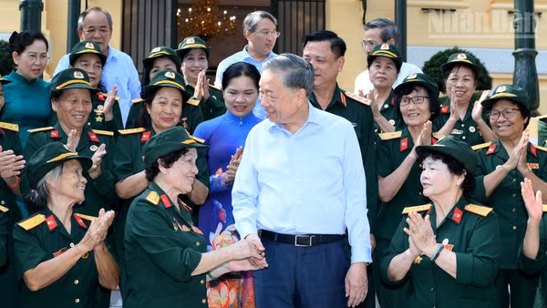 Tổng Bí thư, Chủ tịch nước Tô Lâm gặp mặt thân mật đoàn đại biểu Đại đội nữ lái xe Trường Sơn. (Ảnh: ĐĂNG KHOA)