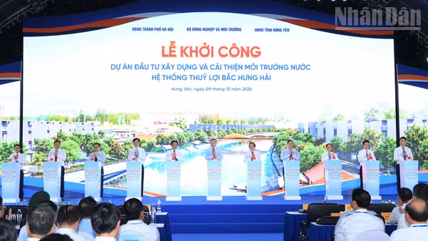 Tổng Bí thư, Chủ tịch nước Tô Lâm và các đại biểu thực hiện nghi thức khởi công Dự án đầu tư xây dựng và cải thiện môi trường nước hệ thống thủy lợi Bắc Hưng Hải. (Ảnh: ĐĂNG KHOA) 
