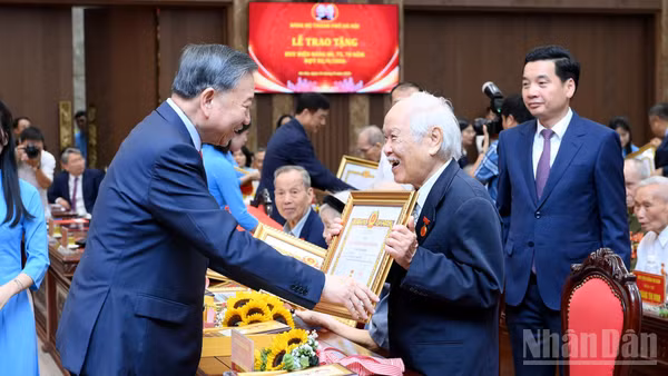 Tổng Bí thư, Chủ tịch nước Tô Lâm trao Huy hiệu 80 năm tuổi đảng tặng các đảng viên lão thành thuộc Đảng bộ Thành phố Hà Nội. (Ảnh: ĐĂNG KHOA)