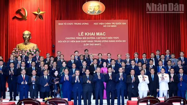 Tổng Bí thư, Chủ tịch nước Tô Lâm và các đồng chí lãnh đạo Đảng, Nhà nước với cán bộ Chương trình bồi dưỡng, cập nhật kiến thức đối với Ủy viên Ban Chấp hành Trung ương Đảng khóa XIV (Lớp thứ nhất). (Ảnh ĐĂNG KHOA)