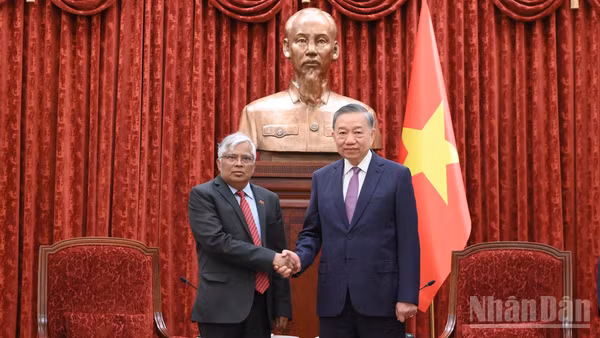 Tổng Bí thư, Chủ tịch nước Tô Lâm tiếp Đại sứ Đặc mệnh toàn quyền Cộng hòa Nhân dân Bangladesh Mohammad Lutfor Rahman. (Ảnh: ĐĂNG KHOA)