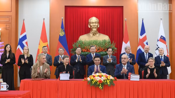 Tổng Bí thư, Chủ tịch nước Tô Lâm và các đại biểu chứng kiến Lễ ký kết Hiệp định Thương mại tự do Việt Nam-EFTA (VEFTA). (Ảnh: ĐĂNG KHOA)