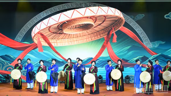 Chương trình nghệ thuật chào mừng Bắc Ninh chính thức trở thành thành phố trực thuộc Trung ương. (Ảnh: ĐĂNG KHOA)