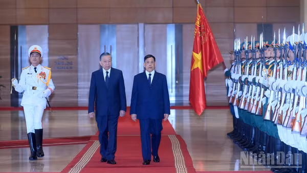 Tổng Bí thư, Chủ tịch nước Tô Lâm và Nhà vua Vương quốc Thái Lan Maha Vajiralongkorn Phra Vajiraklaochaoyuhua duyệt Đội danh dự Quân đội nhân dân Việt Nam tại Lễ đón. (Ảnh: ĐĂNG KHOA) 