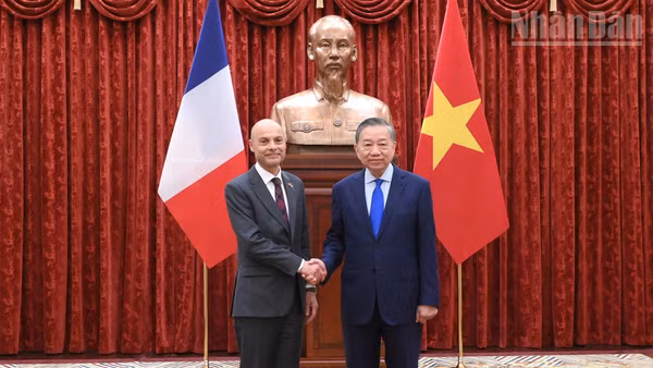 Tổng Bí thư, Chủ tịch nước Tô Lâm tiếp Đại sứ Cộng hòa Pháp tại Việt Nam Didier Le Bret trình Quốc thư, chính thức bắt đầu nhiệm kỳ công tác tại Việt Nam. (Ảnh: ĐĂNG KHOA)