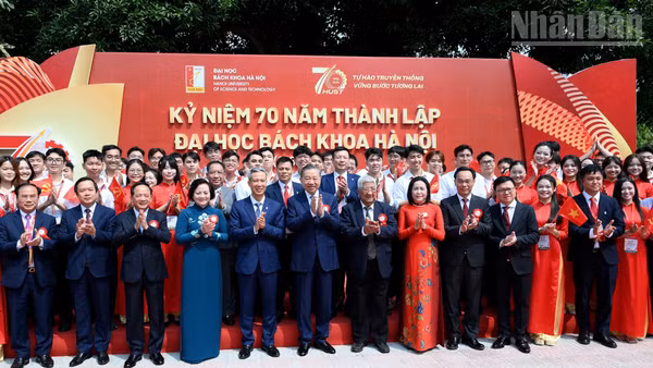 Tổng Bí thư, Chủ tịch nước Tô Lâm và các đại biểu dự Lễ kỷ niệm 70 năm thành lập Đại học Bách khoa Hà Nội và đón nhận Huân chương Lao động hạng Nhất. (Ảnh: ĐĂNG KHOA)
