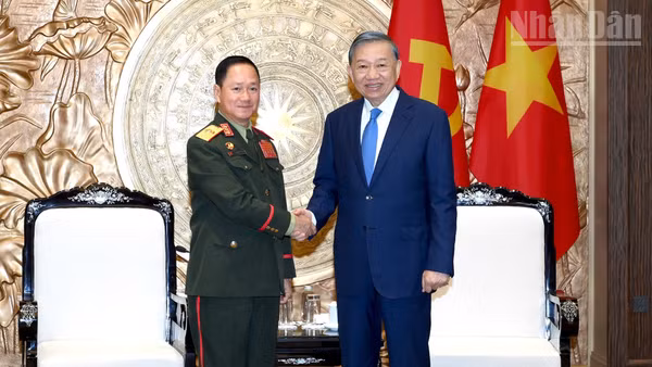 Tổng Bí thư, Chủ tịch nước Tô Lâm tiếp Đại tướng Khamliang Outhakaysone, Ủy viên Bộ Chính trị, Phó Thủ tướng Chính phủ, Bộ trưởng Quốc phòng Lào. (Ảnh: ĐĂNG KHOA)
