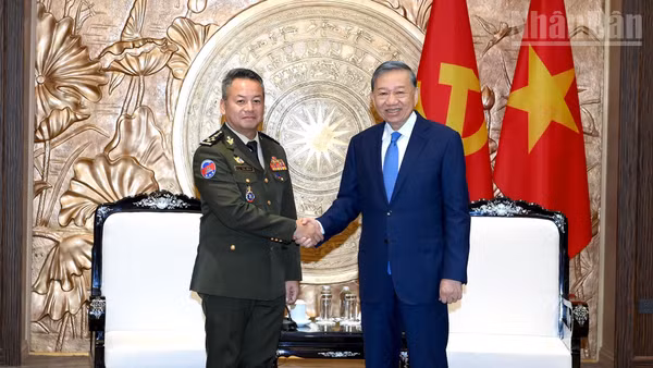 Tổng Bí thư, Chủ tịch nước Tô Lâm và Đại tướng Tea Seiha, Phó Thủ tướng, Bộ trưởng Quốc phòng Vương quốc Campuchia. (Ảnh: ĐĂNG KHOA)