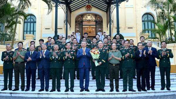 Tổng Bí thư, Chủ tịch nước Tô Lâm và các đại biểu dự Lễ Công bố Quyết định thăng quân hàm Thượng tướng cho đồng chí Lê Quang Đạo. (Ảnh: ĐĂNG KHOA)