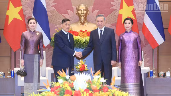 Tổng Bí thư, Chủ tịch nước Tô Lâm và Phu nhân cùng Nhà vua Thái Lan Maha Vajiralongkorn Phra Vajiraklaochaoyuhua và Hoàng hậu tại hội đàm. (Ảnh: ĐĂNG KHOA)