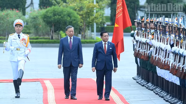 Tổng Bí thư, Chủ tịch nước Tô Lâm và Tổng thống Myanmar Min Aung Hlaing duyệt Đội danh dự Quân đội nhân dân Việt Nam tại Lễ đón. (Ảnh: ĐĂNG KHOA)