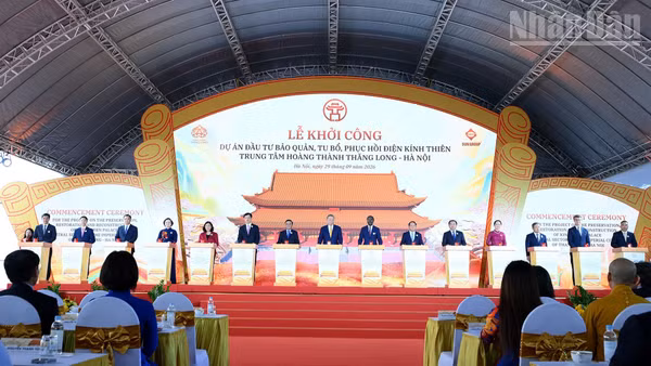 Tổng Bí thư, Chủ tịch nước Tô Lâm và các đại biểu thực hiện nghi thức khởi công Dự án đầu tư bảo quản, tu bổ, phục hồi Điện Kính Thiên. (Ảnh: ĐĂNG KHOA)